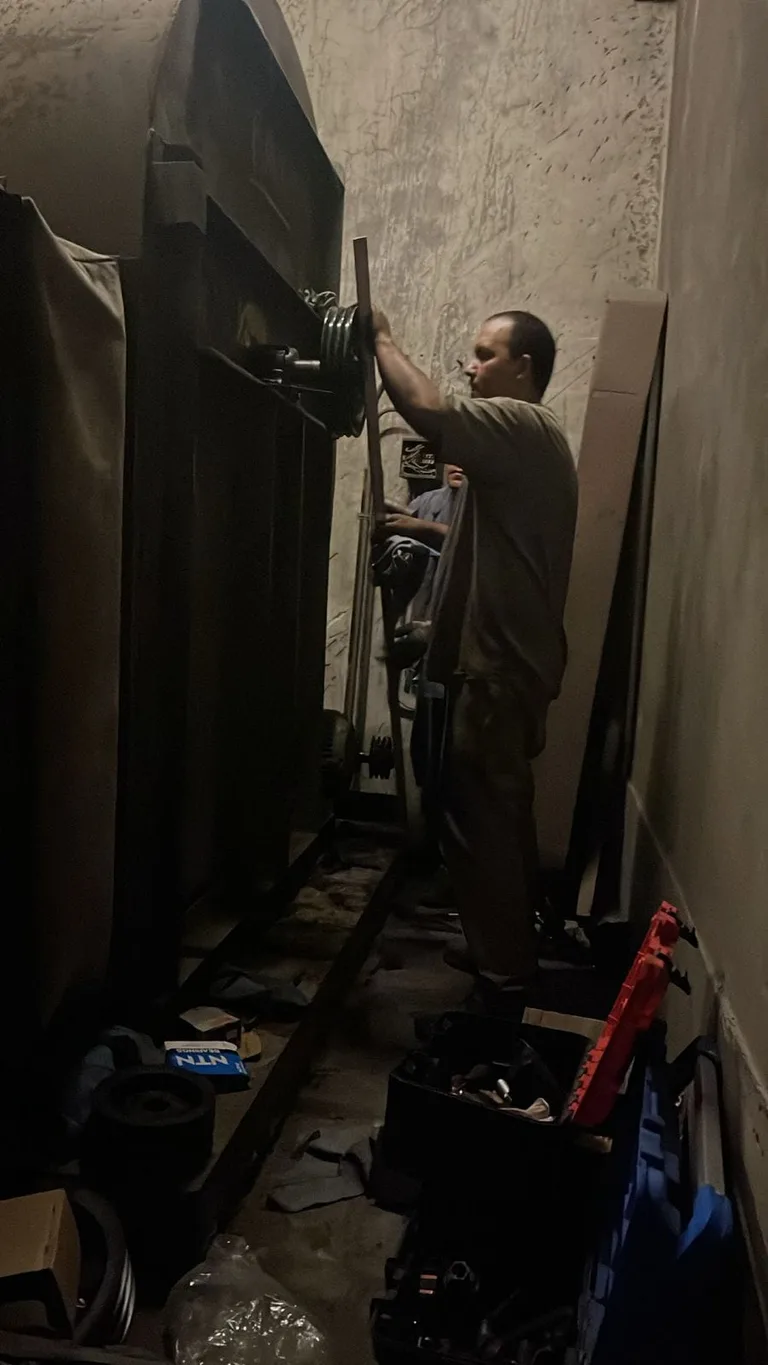 Técnico trabajando en el cambio de rodamiento y polea en Shopping Alto Palermo