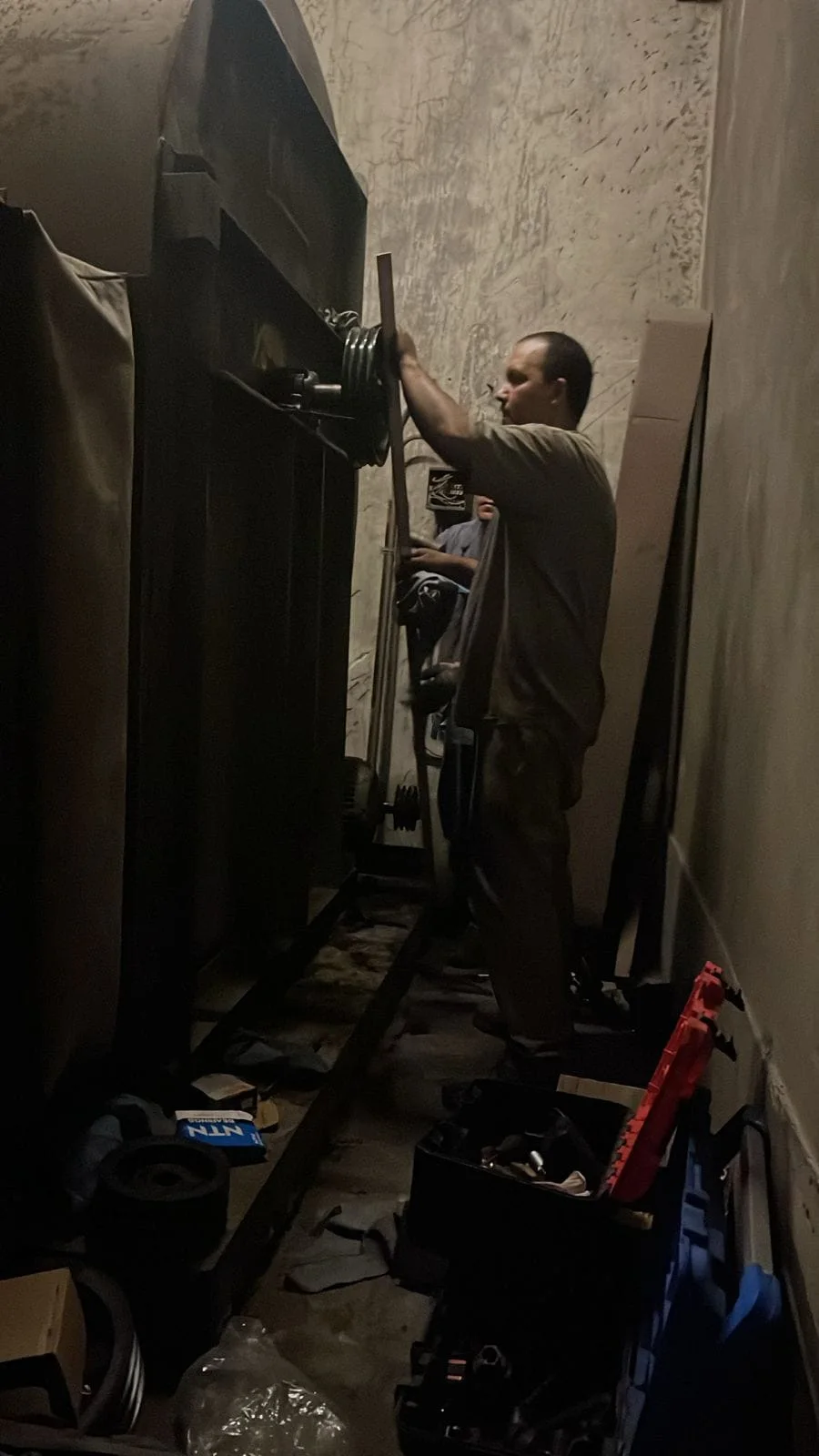 Técnico trabajando en el cambio de rodamiento y polea en Shopping Alto Palermo