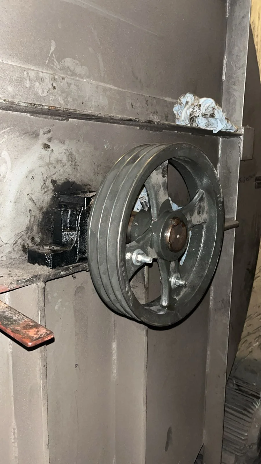 Polea instalada sobre el conjunto mecánico del equipo