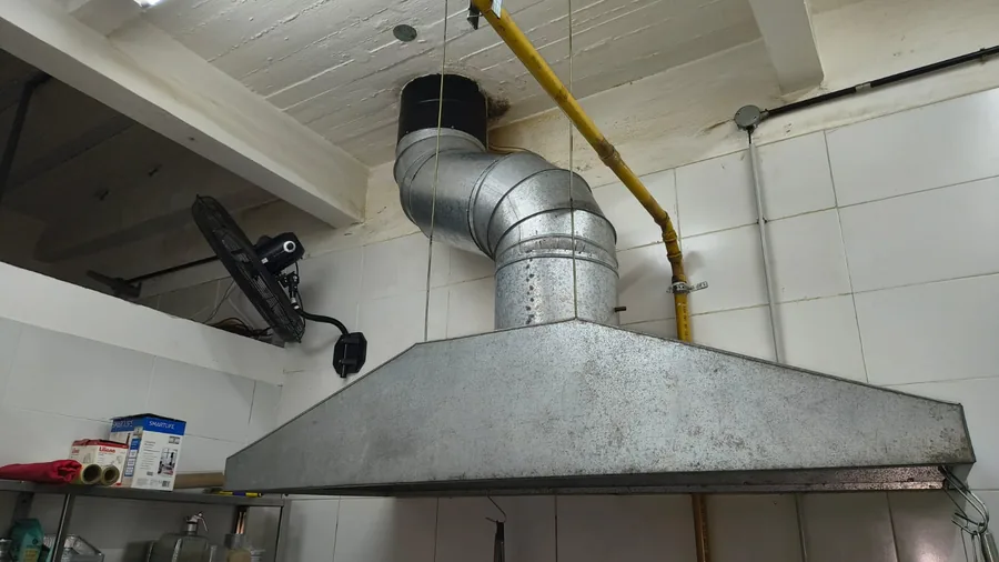 Campana de cocina instalada con conducto de extracción metálico
