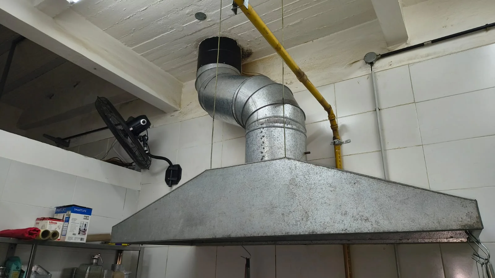 Campana de cocina instalada con conducto de extracción metálico