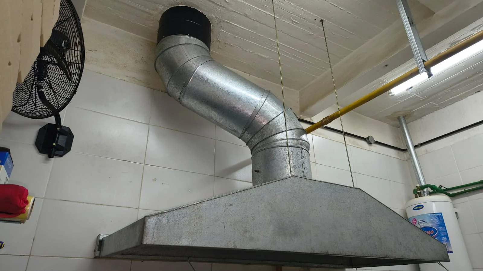 Detalle del conducto de extracción conectado a la campana de cocina