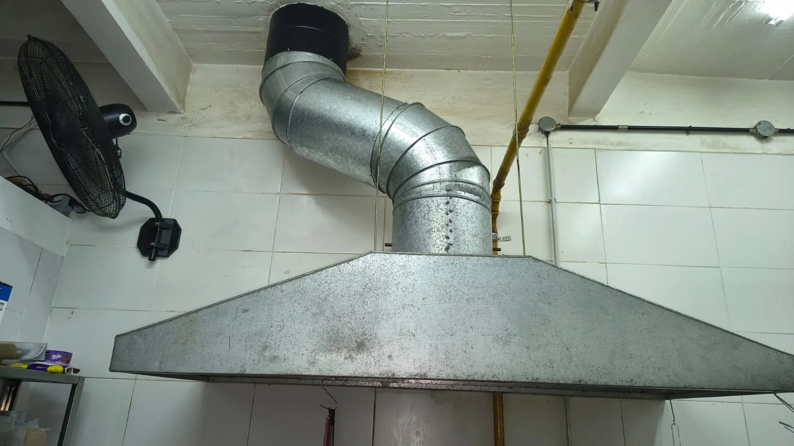 Vista frontal de la campana de cocina y su conducto de extracción