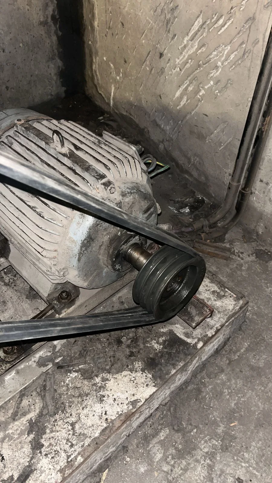 Motor y correas de transmisión de un equipo de ventilación