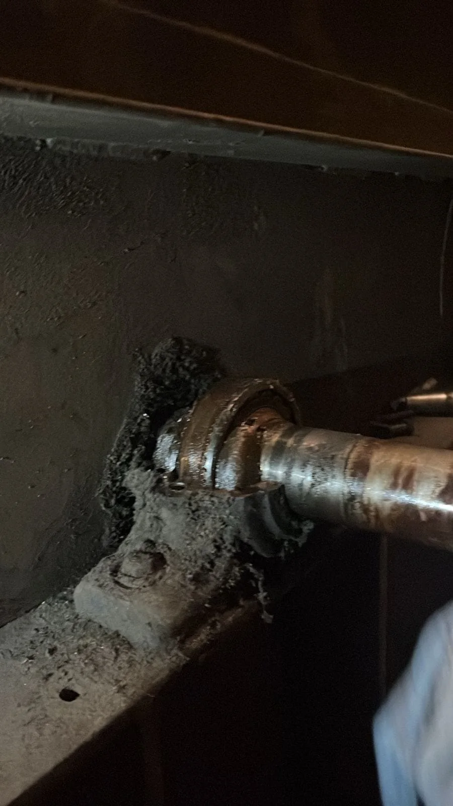 Detalle del eje y rodamiento de un equipo de ventilación