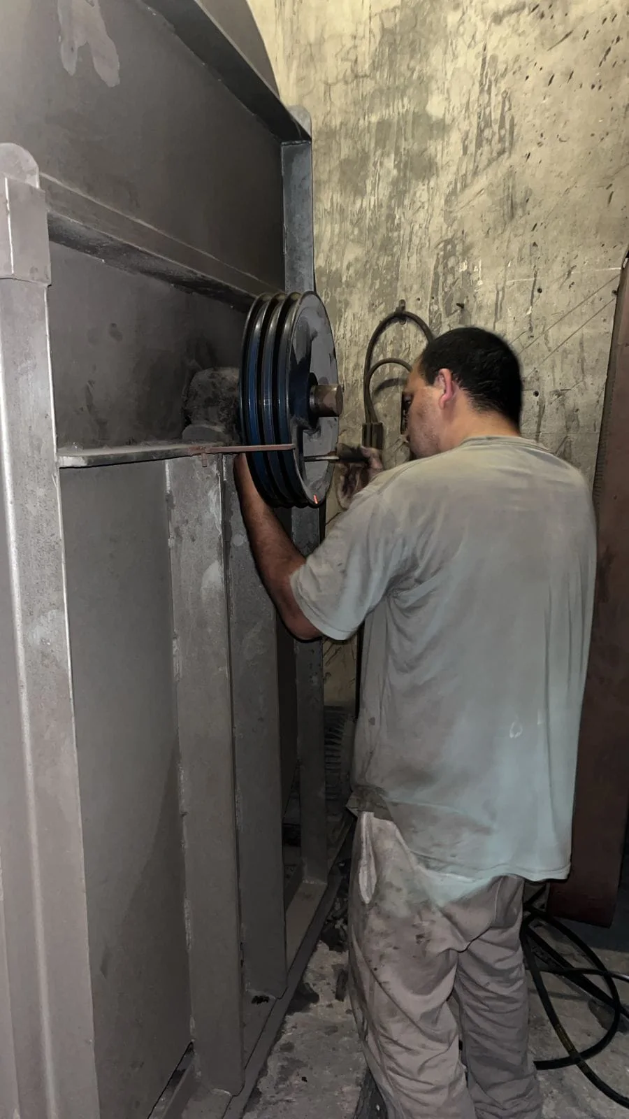 Técnico realizando una intervención sobre la transmisión de un sistema de ventilación
