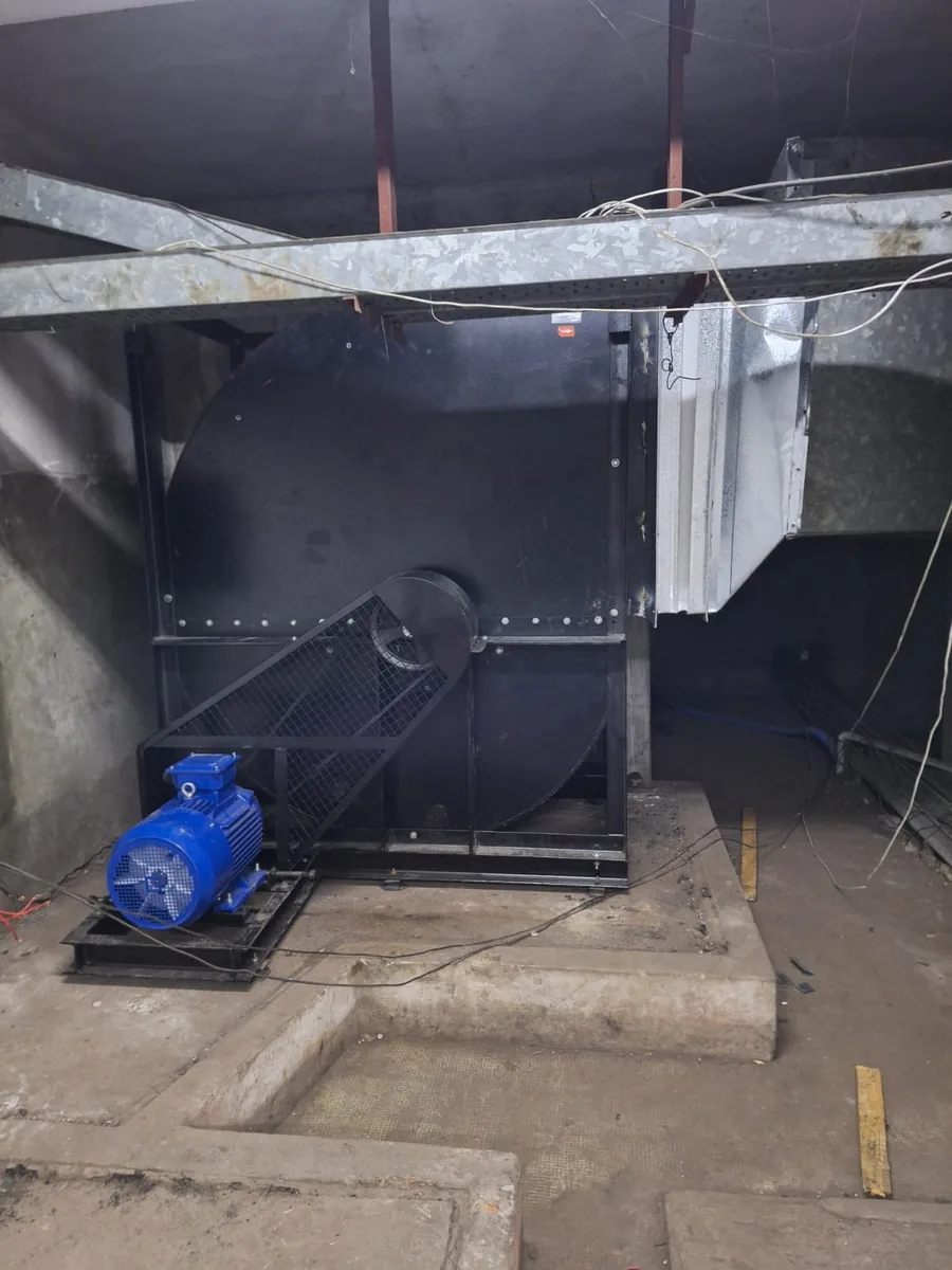 Nuevo extractor de aire instalado con motor y transmisión