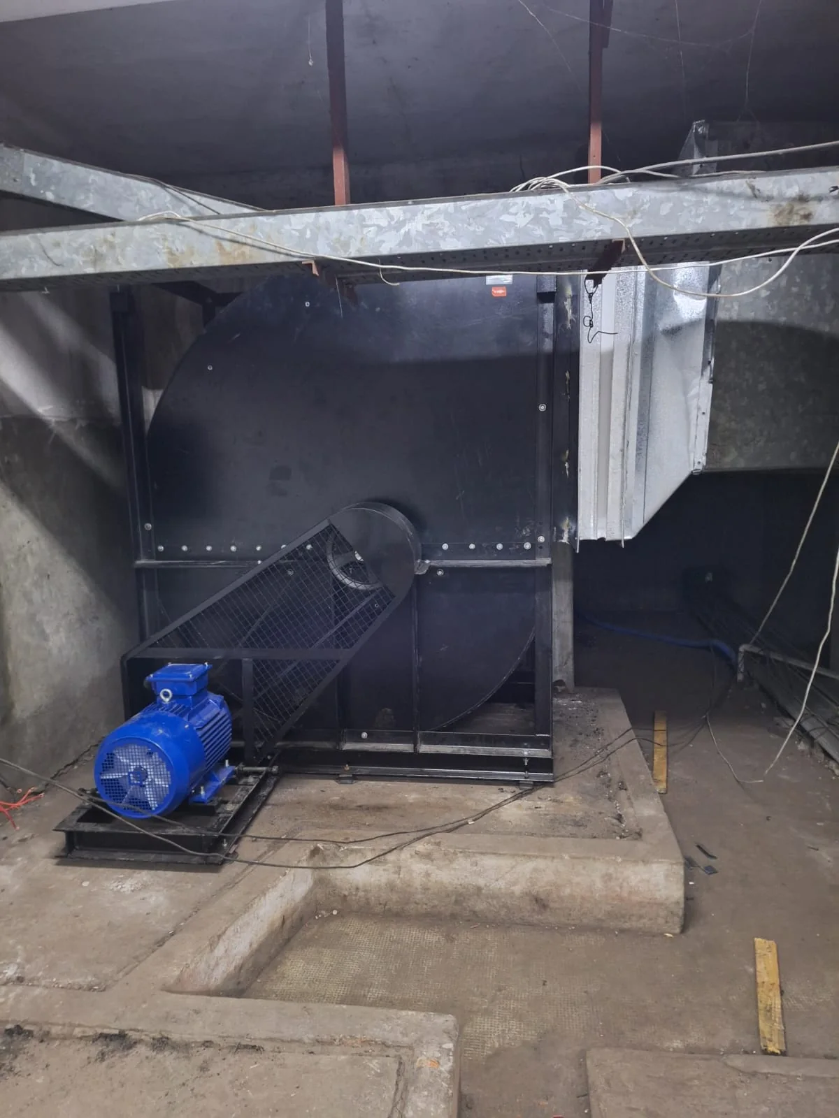 Nuevo extractor de aire instalado con motor y transmisión