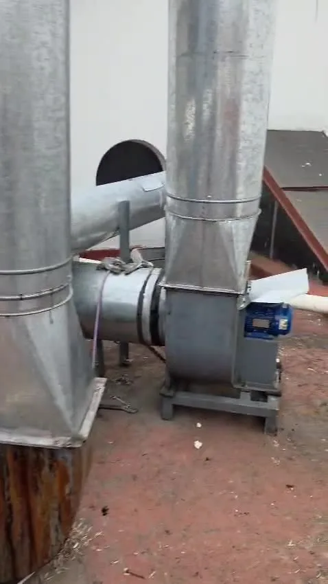 Equipo de ventilación reubicado junto a conductos industriales